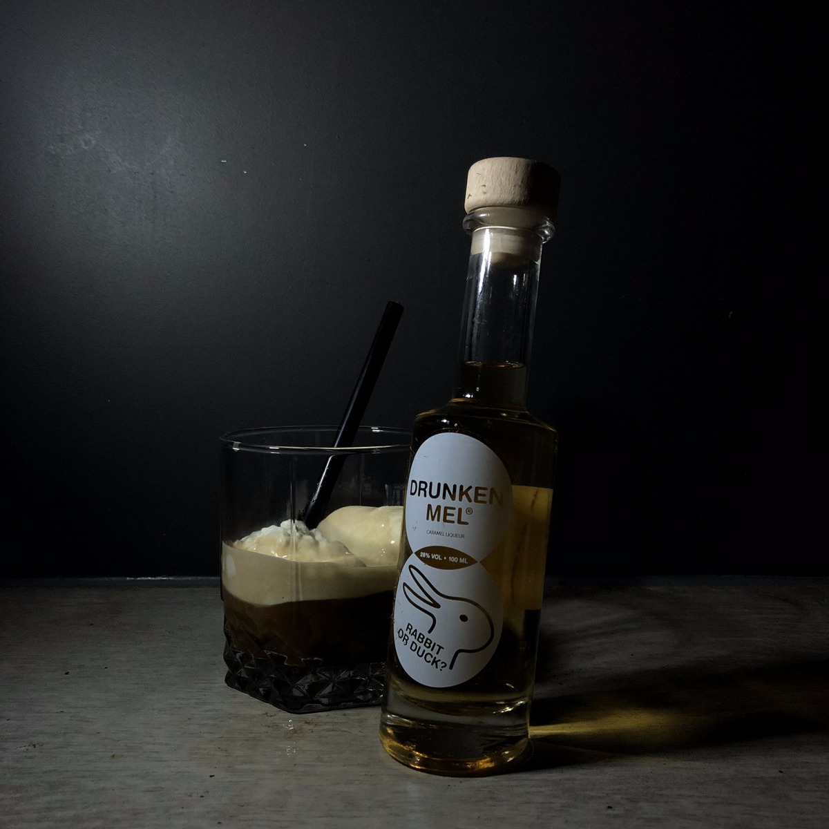 Affogato recept van koffie en caramel Drunken Mel Flesje caramel likeur voor een glas met koffie en bolletje vannile ijs