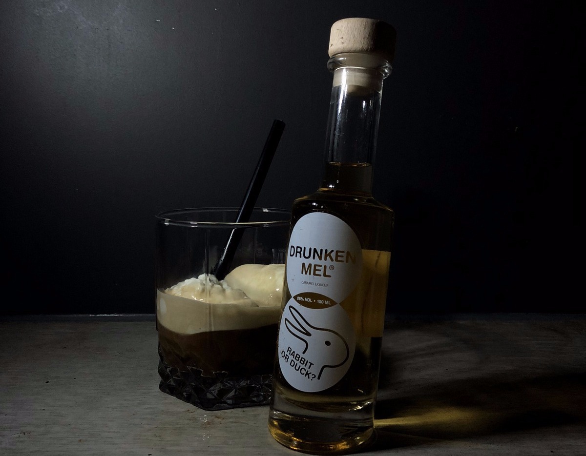 Affogato recept met een glas en koffie en een mini flesje likeur
