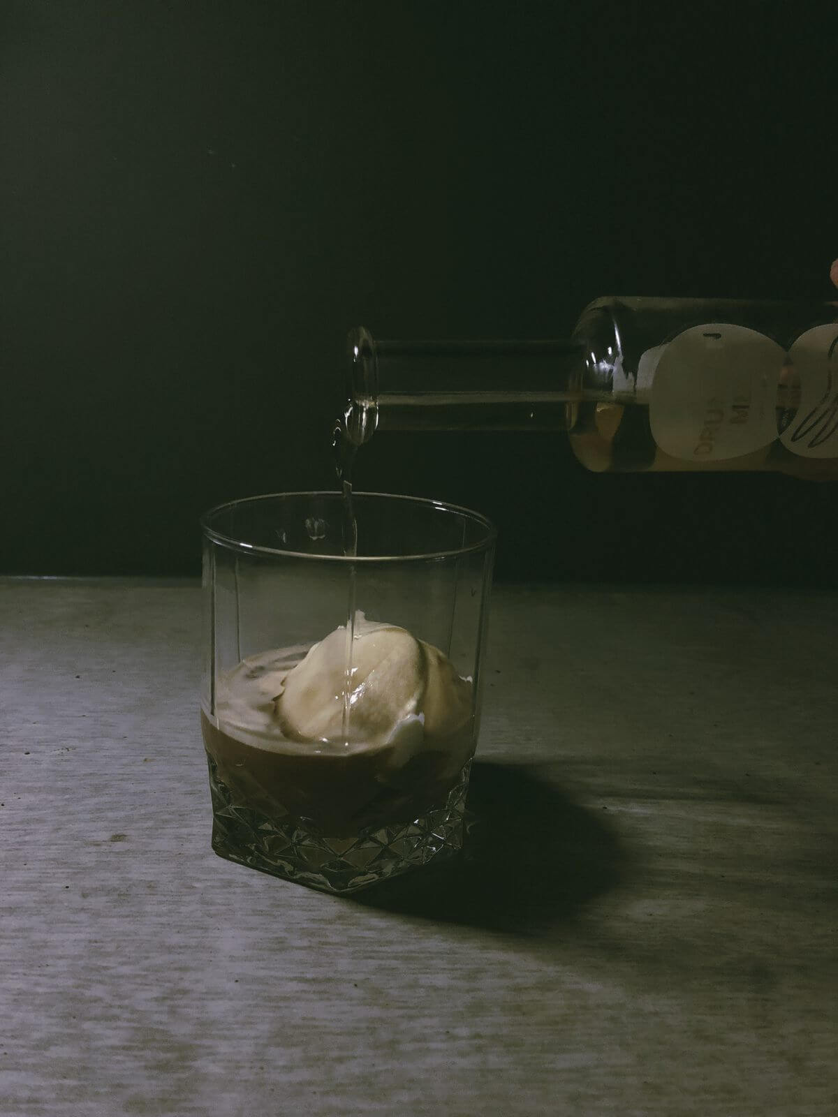 Drunken Mel Terimasu Recept de laatste stap schenk de likeur over de koffie Affogato-recept-drunken-mel-likeur-