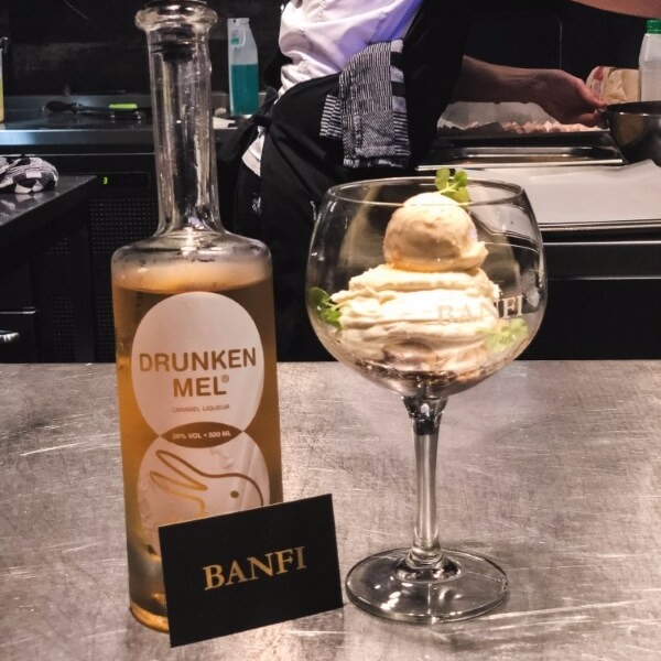 dessert met fles drunken mel en ijs