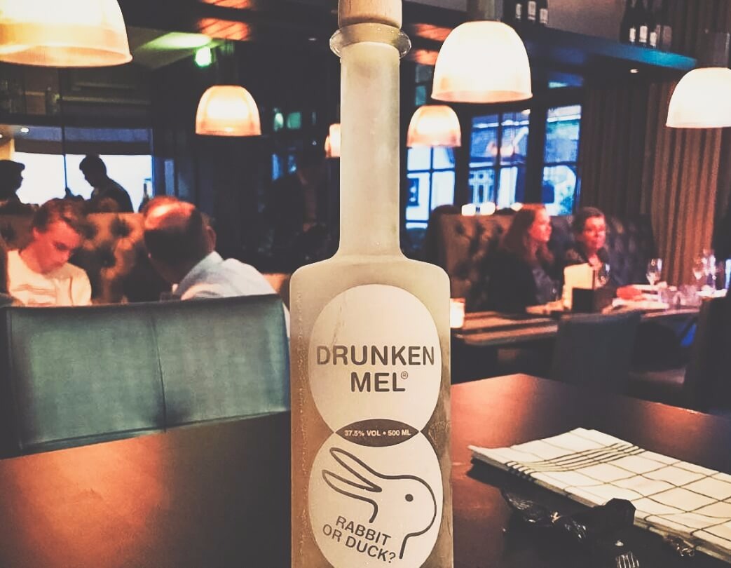 bevroren fles drunken mel in een restaurant