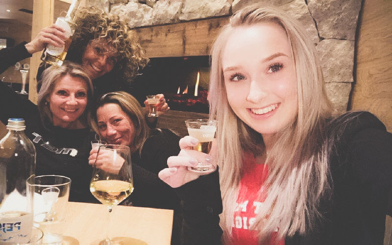 Blonde dame proost met 3 vriendinnen samen met Drunken Mel