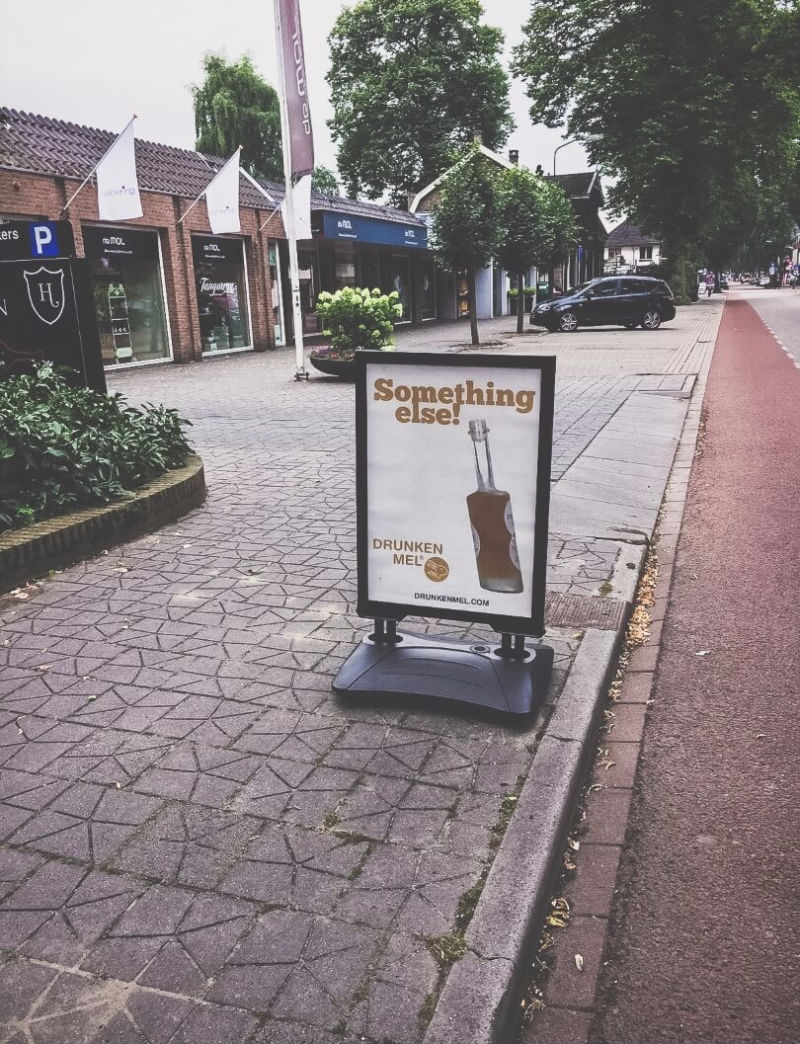 de mol dranken in driebergen met een groot bord op de stoep