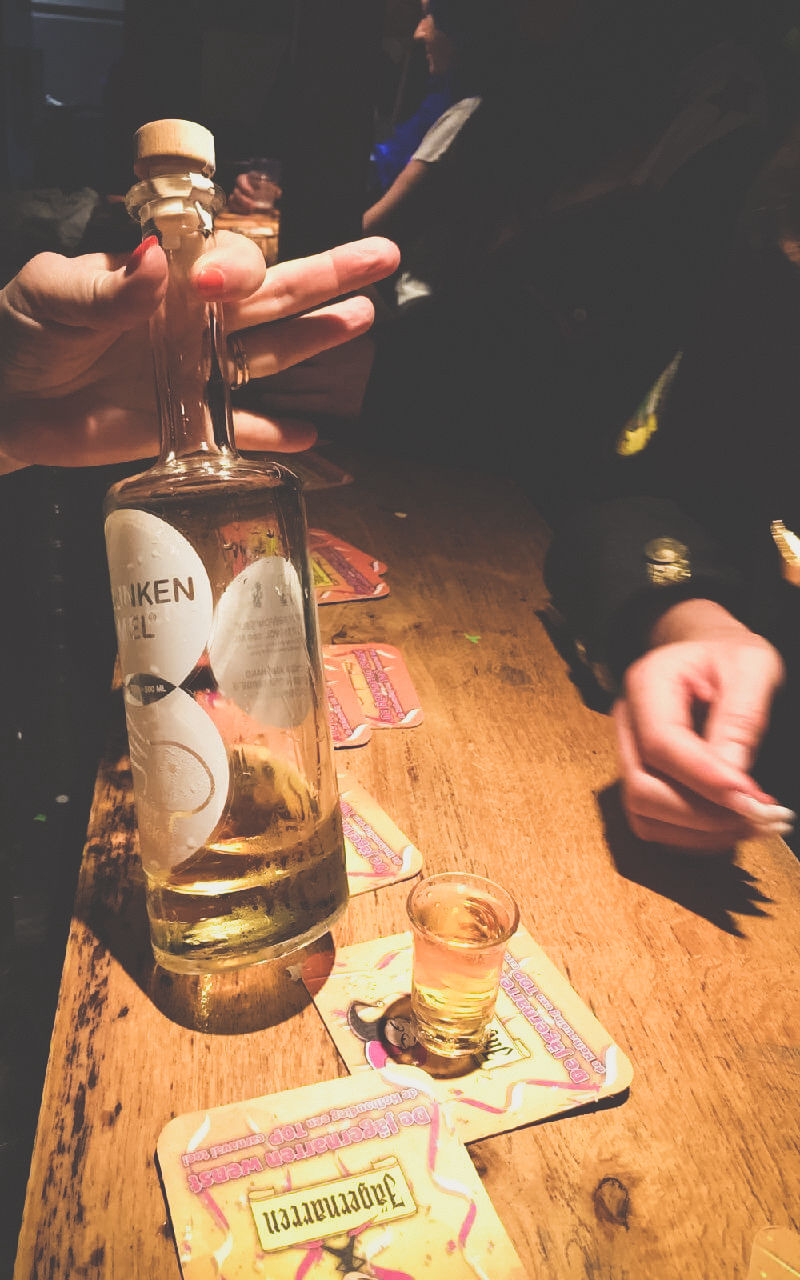 Natafelen op een houten tafel met drunken mel en biervilstjes