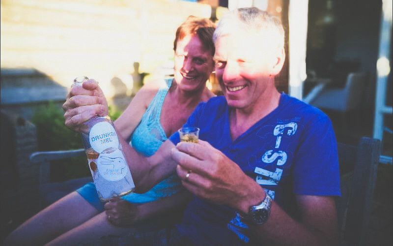 Man pakt een fles Drunken Mel vast