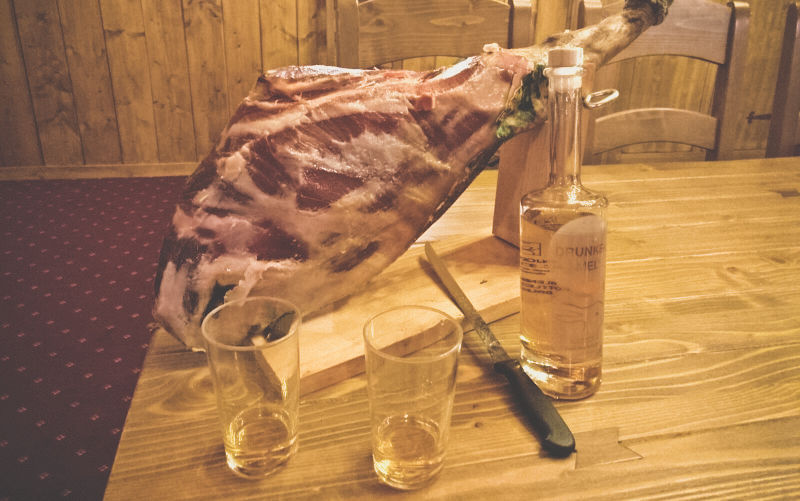 poot van parma ham op tafel met een ijskoude scheve fles op tafel