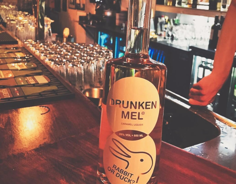 Drunken Mel op de bar