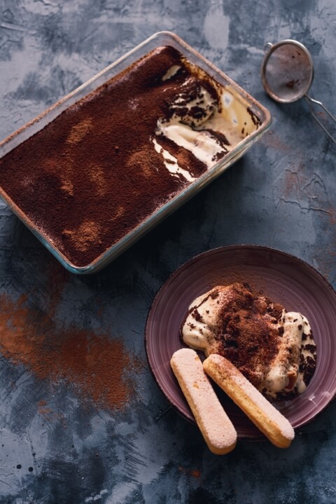 schaal teramisu op tafel met een bordje