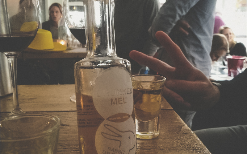 Cheers met twee vingers