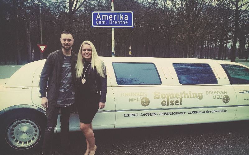 Blonde meid en stoere jongen voor een witte limousine in Amerika