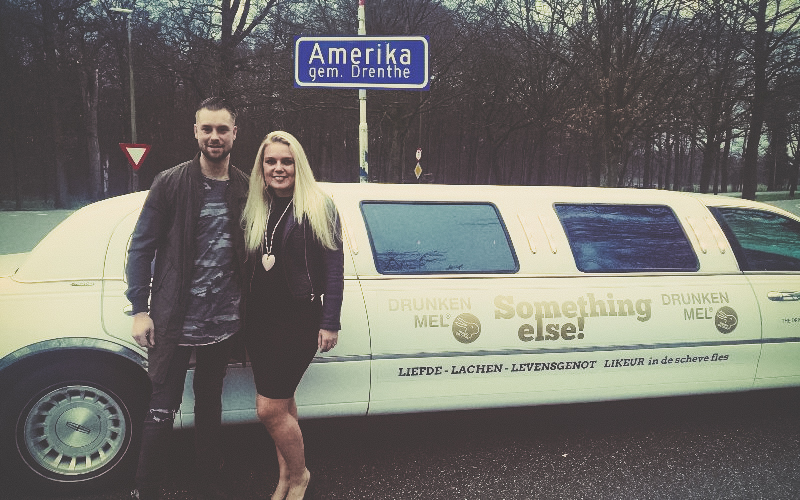 Blonde meid en stoere jongen voor een witte limousine in Amerika