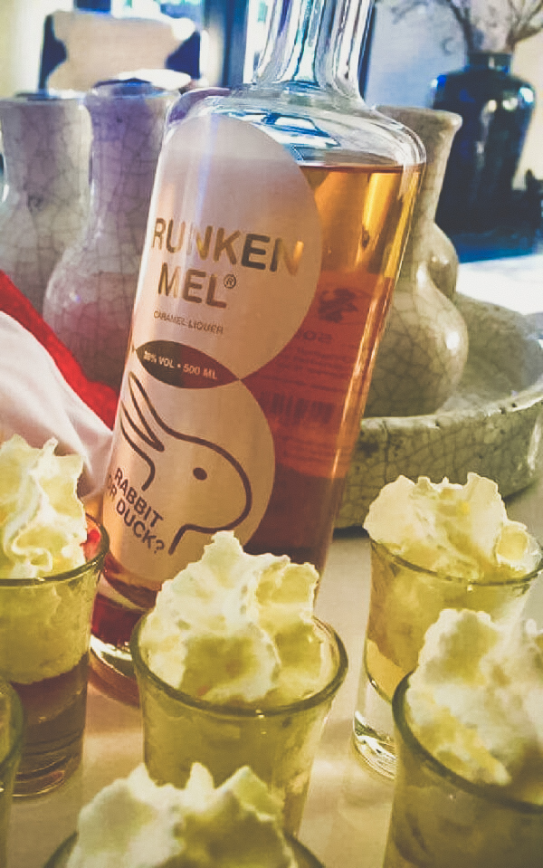 fles caramel likeur met slagroom glaasjes