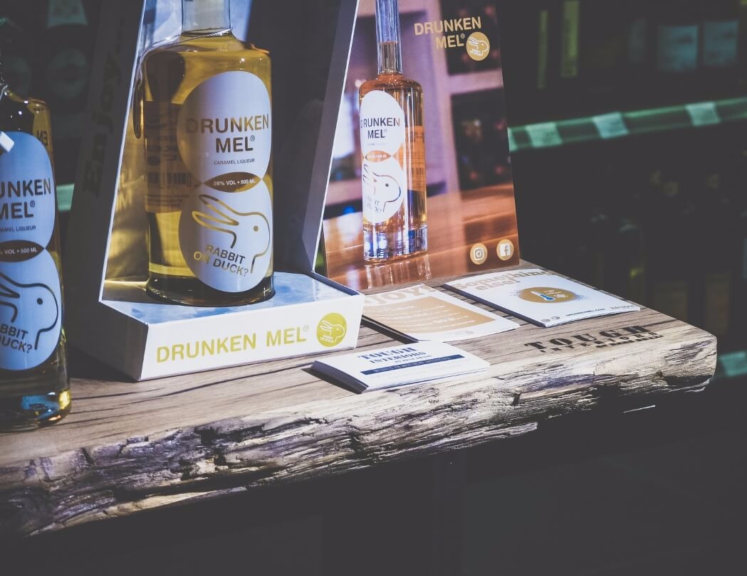 huten plank met een fles caramel likeur erop.