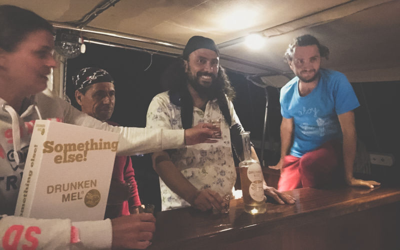 4 personen proosten ana tafel