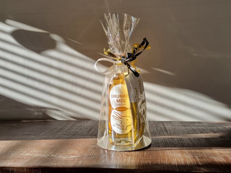 versierde en ingepakte Drunken Mel fles