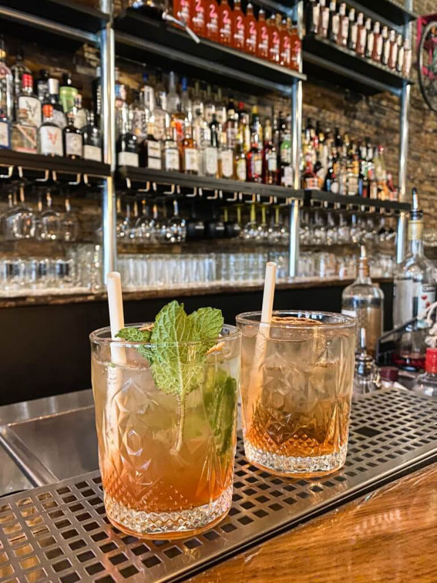 2 glazen rabbit or duck cocktail op de bar