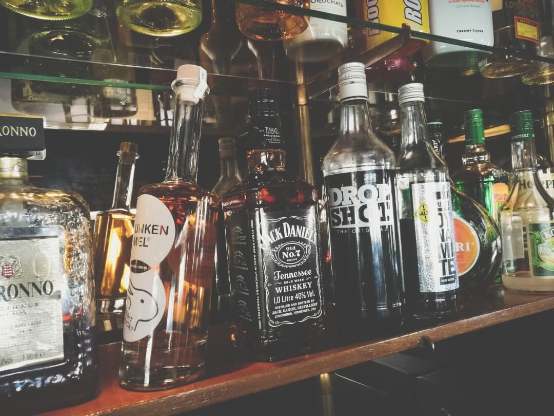flessen sterke drank een rij met drunkenmel jack daniels, dropshot.