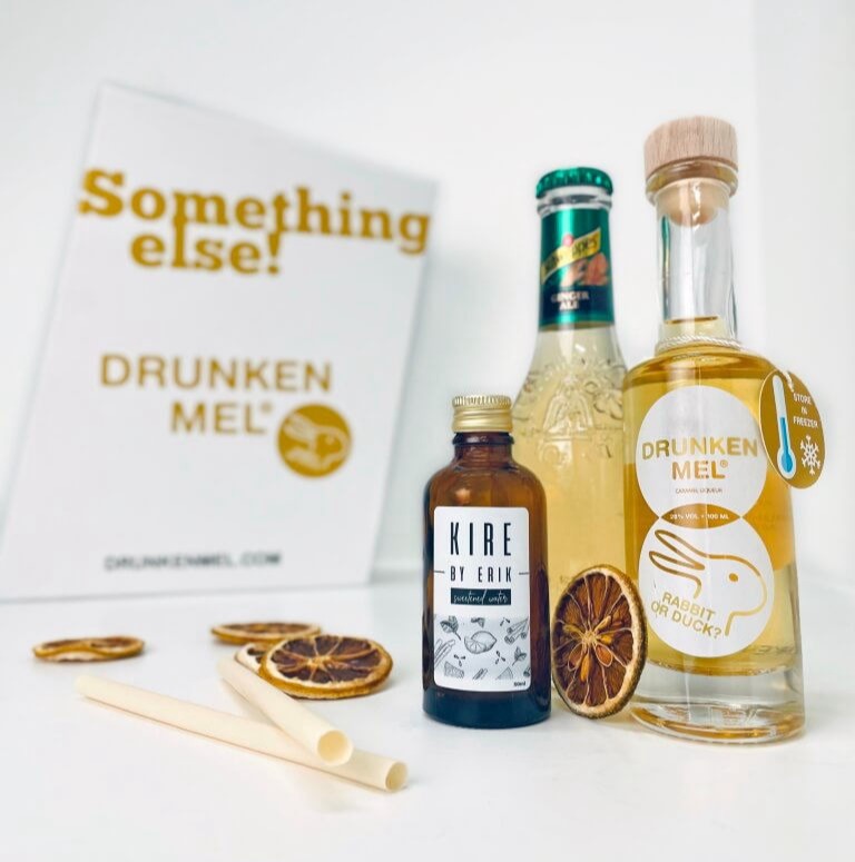 before-after-drunkenmel-box Inhoud van de Rabbit or Duck cocktailbox met avocadopit-rietjes, gedroogde limoen, premium Schweppes Ginger Ale en KIRE water.