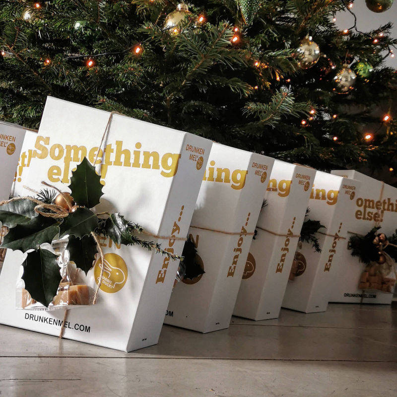 Kerstpakket giftbox onder kerstboom