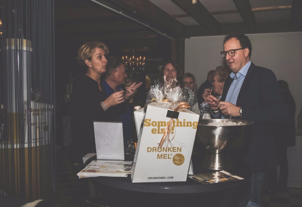 Gesprek tussen man en vrouw met een schuine witte giftbox