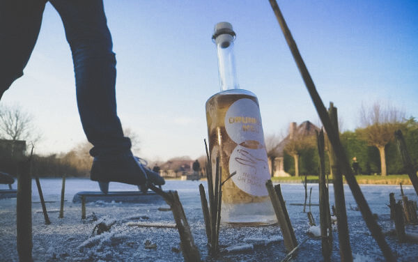 Bovroren Drunken mel fles op het ijs met een schaats.