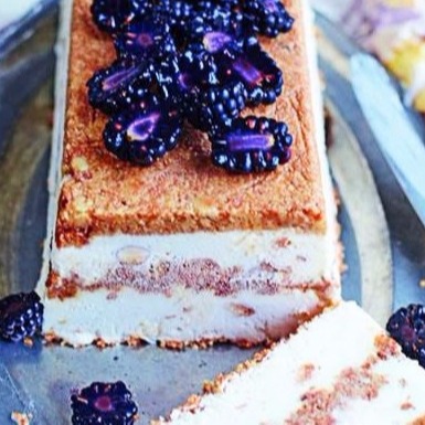 Semifreddo met bramen op een brodje