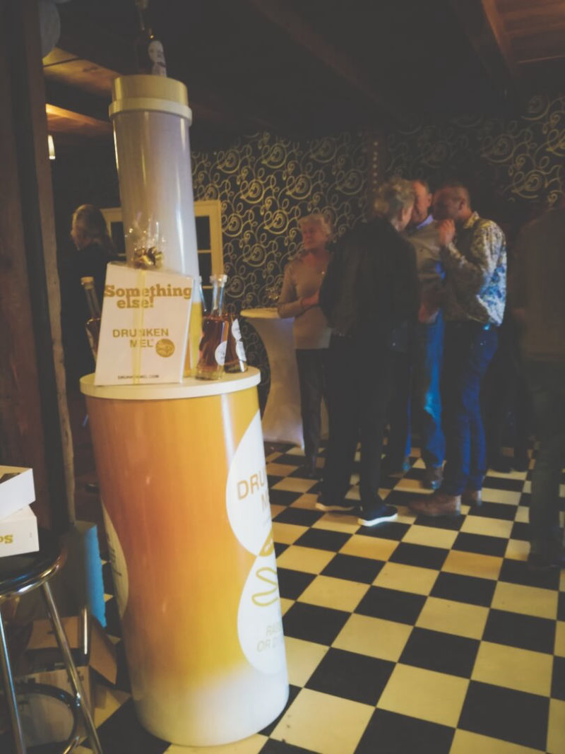 caramel kleurige stastafel als fles met giftbox