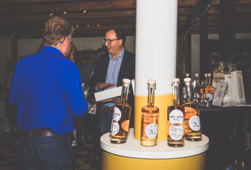 verzameling flessen drunken mel op een tafel tijdens de kerstpakketten beurs