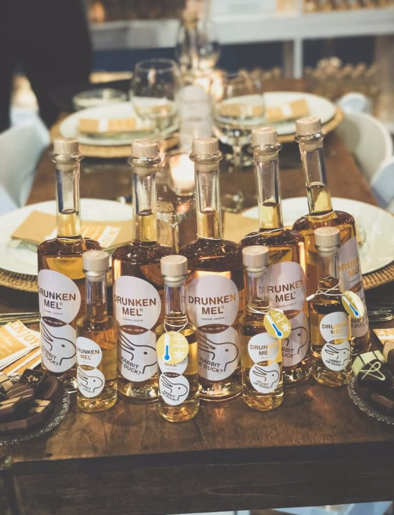 verzameling flessen drunken mel op een tafel tijdens de kerstpakketten beurs