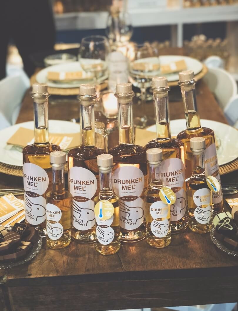 verzameling flessen drunken mel op een tafel tijdens de kerstpakketten beurs